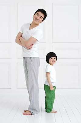 포토 JPG 스튜디오촬영 전신 라이프스타일 남자 아들 어린이 가족 함께함 실내 서기 미소 웃음 사람 동양인 소년 성인 두명 옆모습 30대 부모 팔짱 화목 유치원생 한국인 육아 성장 등맞대기 자녀 가족라이프 아빠 소통 부자지간 남자만 싱글대디 한부모가족 국내포토 뷰포인트 컨셉 관계 모션 표정 인종 내부 생활 장년 파일형식