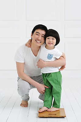 포토 JPG 스튜디오촬영 전신 라이프스타일 남자 아들 어린이 가족 안기 함께함 실내 서기 미소 웃음 사람 앉기 동양인 소년 성인 두명 앞모습 30대 부모 화목 유치원생 한국인 육아 성장 자녀 가족라이프 아빠 몸무게 체중계 소통 부자지간 남자만 싱글대디 한부모가족 국내포토 뷰포인트 컨셉 관계 모션 표정 인종 내부 생활 장년 파일형식