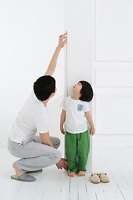 포토 JPG 스튜디오촬영 전신 라이프스타일 남자 아들 어린이 가족 열쇠 함께함 실내 줄자 실내화 서기 사람 앉기 동양인 소년 성인 두명 앞모습 옆모습 30대 부모 화목 유치원생 한국인 육아 올려보기 성장 자녀 기둥 가족라이프 아빠 키_신체 키재기 소통 부자지간 남자만 싱글대디 한부모가족 국내포토 건축 뷰포인트 신발 컨셉 신체 관계 모션 자 인종 내부 생활 장년 측정 파일형식