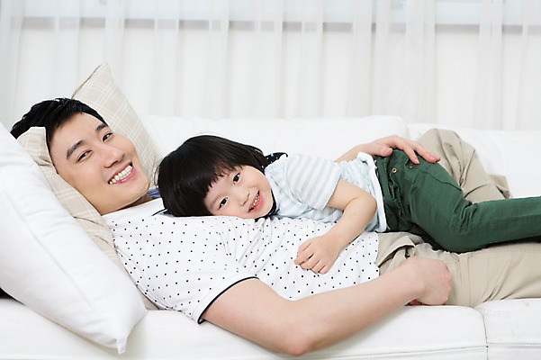 포토 JPG 스튜디오촬영 라이프스타일 남자 아들 어린이 엎드리기 쿠션 거실 장난 창문 가족 놀이 함께함 실내 미소 웃음 사람 동양인 소년 성인 두명 옆모습 30대 부모 소파 눕기 화목 유치원생 한국인 자녀 가족라이프 커튼 아빠 소통 부자지간 남자만 국내포토 뷰포인트 컨셉 의자 관계 모션 표정 인종 내부 생활 장년 파일형식