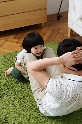 포토 JPG 스튜디오촬영 라이프스타일 남자 아들 어린이 거실 장난 가족 놀이 함께함 실내 사람 앉기 동양인 소년 성인 두명 앞모습 뒷모습 30대 부모 마주보기 화목 카펫 유치원생 한국인 매트 자녀 가족라이프 아빠 윗몸일으키기 소통 부자지간 남자만 국내포토 뷰포인트 컨셉 관계 모션 인종 내부 생활 장년 운동 파일형식