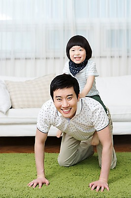 포토 JPG 스튜디오촬영 전신 라이프스타일 남자 아들 어린이 엎드리기 쿠션 거실 장난 창문 가족 놀이 함께함 실내 미소 웃음 사람 앉기 동양인 소년 성인 두명 앞모습 30대 부모 소파 화목 카펫 유치원생 한국인 매트 자녀 가족라이프 커튼 승마 아빠 소통 부자지간 남자만 국내포토 스포츠 뷰포인트 컨셉 의자 관계 모션 표정 인종 내부 생활 장년 파일형식