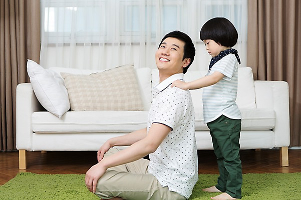 포토 JPG 스튜디오촬영 전신 라이프스타일 남자 아들 어린이 쿠션 거실 창문 가족 함께함 실내 서기 미소 웃음 사람 앉기 동양인 소년 상반신 성인 두명 옆모습 30대 부모 소파 화목 카펫 유치원생 한국인 매트 자녀 마사지 가족라이프 커튼 아빠 소통 주무르기 부자지간 남자만 국내포토 뷰포인트 컨셉 의자 관계 모션 표정 인종 내부 생활 장년 파일형식