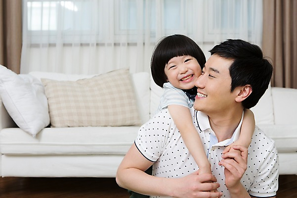 포토 JPG 스튜디오촬영 라이프스타일 남자 아들 어린이 쿠션 거실 창문 가족 안기 포옹 함께함 실내 가족애 미소 웃음 사람 동양인 소년 상반신 성인 두명 앞모습 30대 부모 소파 화목 유치원생 한국인 자녀 가족라이프 커튼 아빠 부성애 소통 부자지간 남자만 국내포토 뷰포인트 컨셉 의자 관계 모션 표정 사랑 인종 내부 생활 장년 파일형식