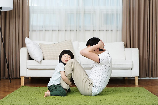 포토 JPG 스튜디오촬영 전신 라이프스타일 남자 아들 어린이 쿠션 거실 장난 창문 가족 놀이 함께함 실내 사람 앉기 동양인 소년 성인 두명 옆모습 30대 부모 소파 화목 카펫 유치원생 한국인 매트 자녀 스탠드 가족라이프 커튼 아빠 윗몸일으키기 소통 부자지간 남자만 국내포토 뷰포인트 컨셉 의자 관계 모션 조명 인종 내부 생활 장년 운동 파일형식