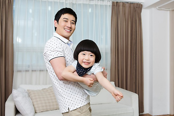 포토 JPG 스튜디오촬영 전신 라이프스타일 남자 아들 어린이 엎드리기 쿠션 거실 장난 창문 가족 놀이 함께함 실내 서기 미소 웃음 사람 동양인 소년 성인 두명 앞모습 30대 부모 소파 화목 유치원생 한국인 자녀 가족라이프 커튼 아빠 슈퍼맨 비행기놀이 소통 부자지간 남자만 국내포토 뷰포인트 컨셉 의자 관계 모션 표정 인종 내부 생활 장년 영웅 파일형식