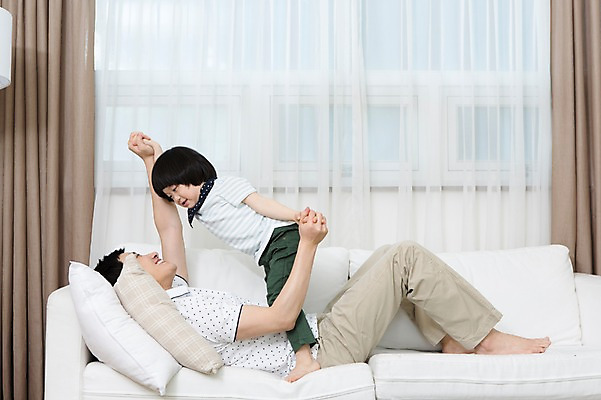 포토 JPG 스튜디오촬영 전신 라이프스타일 남자 아들 어린이 쿠션 거실 장난 창문 가족 놀이 함께함 실내 미소 웃음 사람 동양인 소년 성인 두명 옆모습 30대 부모 소파 눕기 마주보기 화목 유치원생 한국인 자녀 가족라이프 커튼 아빠 소통 부자지간 남자만 국내포토 뷰포인트 컨셉 의자 관계 모션 표정 인종 내부 생활 장년 파일형식