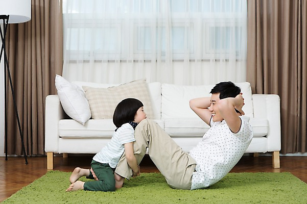 포토 JPG 스튜디오촬영 전신 라이프스타일 남자 아들 어린이 쿠션 거실 장난 창문 가족 놀이 함께함 실내 미소 웃음 사람 앉기 동양인 소년 성인 두명 옆모습 30대 부모 소파 마주보기 화목 카펫 유치원생 한국인 매트 자녀 스탠드 가족라이프 커튼 아빠 윗몸일으키기 소통 부자지간 남자만 국내포토 뷰포인트 컨셉 의자 관계 모션 조명 표정 인종 내부 생활 장년 운동 파일형식