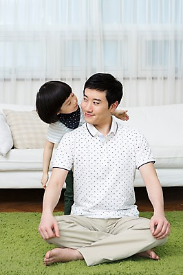 포토 JPG 스튜디오촬영 전신 라이프스타일 남자 아들 어린이 쿠션 거실 장난 창문 가족 놀이 함께함 실내 미소 웃음 사람 앉기 동양인 소년 성인 두명 앞모습 30대 부모 소파 화목 카펫 유치원생 한국인 매트 자녀 가족라이프 커튼 아빠 소통 부자지간 남자만 국내포토 뷰포인트 컨셉 의자 관계 모션 표정 인종 내부 생활 장년 파일형식