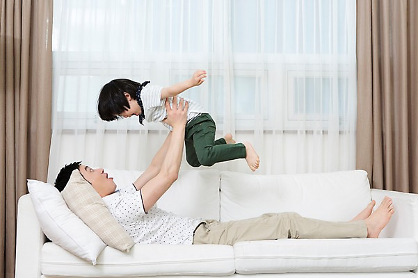 포토 JPG 스튜디오촬영 전신 라이프스타일 남자 아들 어린이 쿠션 거실 장난 창문 가족 놀이 함께함 실내 사람 동양인 소년 성인 두명 옆모습 30대 부모 소파 눕기 마주보기 화목 유치원생 한국인 자녀 가족라이프 커튼 아빠 비행기놀이 소통 부자지간 남자만 국내포토 뷰포인트 컨셉 의자 관계 모션 인종 내부 생활 장년 파일형식