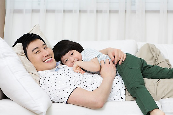 포토 JPG 스튜디오촬영 라이프스타일 남자 아들 어린이 엎드리기 쿠션 거실 장난 창문 가족 놀이 함께함 실내 미소 웃음 사람 동양인 소년 성인 두명 옆모습 30대 부모 소파 눕기 화목 유치원생 한국인 자녀 가족라이프 커튼 아빠 소통 부자지간 남자만 국내포토 뷰포인트 컨셉 의자 관계 모션 표정 인종 내부 생활 장년 파일형식