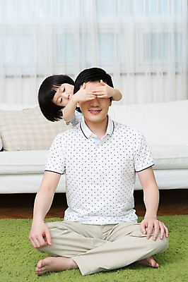 포토 JPG 스튜디오촬영 전신 라이프스타일 남자 아들 어린이 쿠션 거실 장난 창문 가족 놀이 함께함 실내 미소 웃음 사람 앉기 동양인 소년 성인 두명 앞모습 30대 부모 소파 화목 카펫 유치원생 한국인 매트 자녀 눈가림 가림 가족라이프 커튼 아빠 소통 부자지간 남자만 국내포토 뷰포인트 컨셉 의자 관계 모션 표정 인종 내부 생활 장년 파일형식