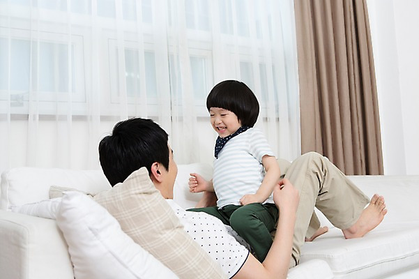 포토 JPG 스튜디오촬영 전신 라이프스타일 남자 아들 어린이 쿠션 거실 장난 창문 가족 놀이 함께함 실내 미소 웃음 사람 동양인 소년 성인 두명 옆모습 30대 부모 소파 눕기 마주보기 화목 유치원생 한국인 자녀 가족라이프 커튼 아빠 소통 부자지간 남자만 국내포토 뷰포인트 컨셉 의자 관계 모션 표정 인종 내부 생활 장년 파일형식