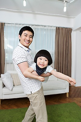 포토 JPG 스튜디오촬영 전신 라이프스타일 남자 아들 어린이 엎드리기 쿠션 거실 장난 창문 가족 놀이 함께함 실내 서기 미소 웃음 사람 동양인 소년 성인 두명 앞모습 30대 부모 소파 화목 카펫 유치원생 한국인 매트 자녀 가족라이프 커튼 아빠 슈퍼맨 비행기놀이 소통 부자지간 남자만 국내포토 뷰포인트 컨셉 의자 관계 모션 표정 인종 내부 생활 장년 영웅 파일형식