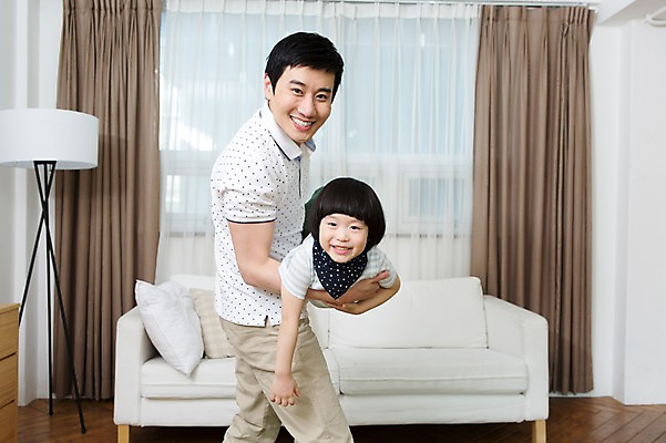 포토 JPG 스튜디오촬영 전신 라이프스타일 남자 아들 어린이 엎드리기 쿠션 거실 장난 창문 가족 놀이 함께함 실내 서기 미소 웃음 사람 동양인 소년 성인 두명 앞모습 30대 부모 소파 화목 유치원생 한국인 자녀 스탠드 가족라이프 커튼 아빠 슈퍼맨 비행기놀이 소통 부자지간 남자만 국내포토 뷰포인트 컨셉 의자 관계 모션 조명 표정 인종 내부 생활 장년 영웅 파일형식