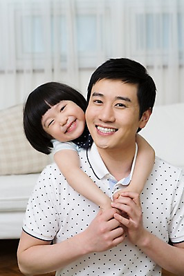 포토 JPG 스튜디오촬영 라이프스타일 남자 아들 어린이 쿠션 거실 창문 가족 안기 포옹 함께함 실내 가족애 미소 웃음 사람 동양인 소년 상반신 성인 두명 앞모습 30대 부모 소파 화목 유치원생 한국인 자녀 가족라이프 커튼 아빠 부성애 소통 부자지간 남자만 국내포토 뷰포인트 컨셉 의자 관계 모션 표정 사랑 인종 내부 생활 장년 파일형식