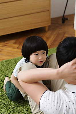 포토 JPG 스튜디오촬영 라이프스타일 남자 아들 어린이 거실 장난 가족 놀이 함께함 실내 사람 앉기 동양인 소년 성인 두명 앞모습 뒷모습 30대 부모 마주보기 화목 카펫 유치원생 한국인 매트 자녀 가족라이프 아빠 윗몸일으키기 소통 부자지간 남자만 국내포토 뷰포인트 컨셉 관계 모션 인종 내부 생활 장년 운동 파일형식