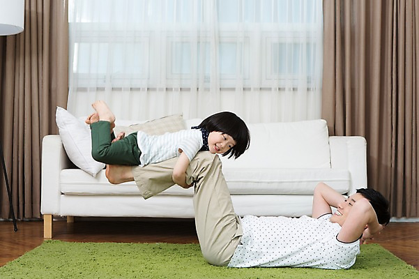 포토 JPG 스튜디오촬영 전신 라이프스타일 남자 아들 어린이 엎드리기 쿠션 거실 장난 창문 가족 놀이 함께함 실내 미소 웃음 사람 동양인 소년 성인 두명 옆모습 30대 부모 소파 눕기 화목 카펫 유치원생 한국인 매트 자녀 가족라이프 커튼 아빠 윗몸일으키기 소통 부자지간 남자만 국내포토 뷰포인트 컨셉 의자 관계 모션 표정 인종 내부 생활 장년 운동 파일형식