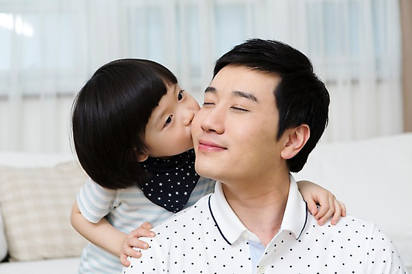 포토 JPG 스튜디오촬영 라이프스타일 남자 아들 어린이 쿠션 거실 창문 가족 키스 함께함 실내 가족애 미소 웃음 사람 동양인 소년 상반신 성인 두명 앞모습 30대 부모 소파 눈감음 화목 유치원생 한국인 자녀 가족라이프 커튼 아빠 애정표현 부성애 소통 부자지간 남자만 국내포토 뷰포인트 컨셉 의자 관계 모션 표정 사랑 인종 내부 생활 장년 표현 파일형식