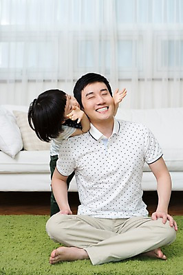 포토 JPG 스튜디오촬영 전신 라이프스타일 남자 아들 어린이 쿠션 거실 장난 창문 가족 놀이 함께함 실내 미소 웃음 사람 앉기 동양인 소년 성인 두명 앞모습 30대 부모 소파 눈감음 화목 카펫 유치원생 한국인 매트 자녀 가족라이프 커튼 아빠 소통 부자지간 남자만 국내포토 뷰포인트 컨셉 의자 관계 모션 표정 인종 내부 생활 장년 파일형식