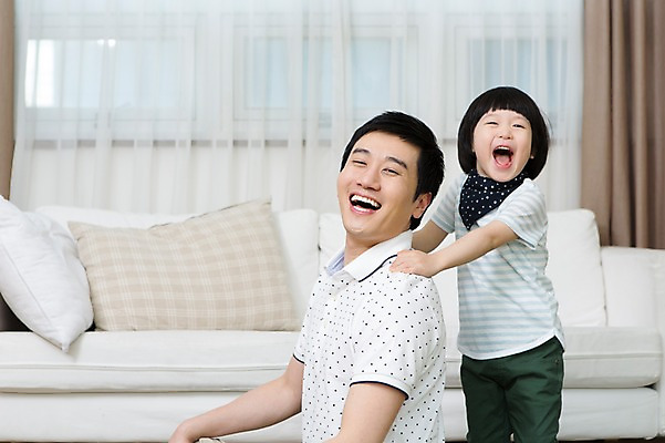 포토 JPG 스튜디오촬영 라이프스타일 남자 아들 어린이 쿠션 거실 창문 가족 함께함 실내 서기 사람 앉기 동양인 소년 상반신 성인 두명 옆모습 30대 부모 소파 화목 유치원생 한국인 자녀 마사지 가족라이프 커튼 아빠 소통 주무르기 부자지간 남자만 국내포토 뷰포인트 컨셉 의자 관계 모션 인종 내부 생활 장년 파일형식