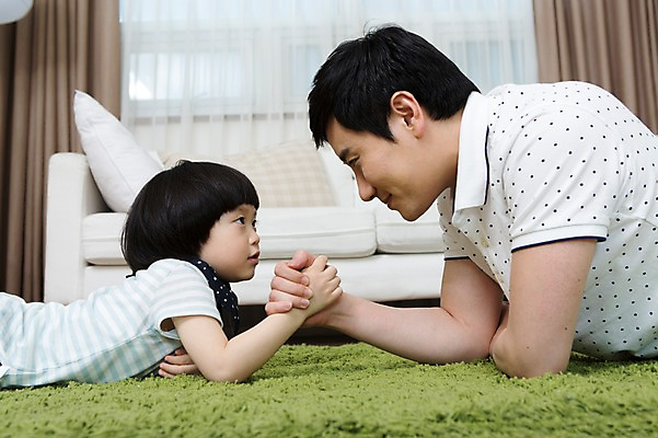 포토 JPG 스튜디오촬영 전신 라이프스타일 남자 아들 어린이 엎드리기 쿠션 거실 창문 가족 함께함 실내 사람 동양인 소년 상반신 성인 두명 옆모습 30대 부모 소파 마주보기 손잡기 화목 경쟁 카펫 유치원생 한국인 매트 자녀 가족라이프 커튼 아빠 팔씨름 소통 부자지간 남자만 국내포토 뷰포인트 컨셉 의자 관계 모션 놀이 인종 내부 생활 장년 파일형식