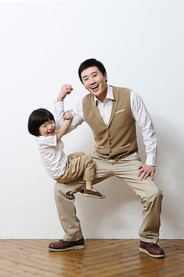 포토 JPG 스튜디오촬영 전신 라이프스타일 남자 아들 어린이 가족 놀이 함께함 실내 매달리기 서기 미소 웃음 사람 동양인 소년 성인 두명 캐주얼 30대 부모 화목 유치원생 한국인 자녀 가족라이프 아빠 소통 부자지간 남자만 국내포토 옷 컨셉 관계 모션 표정 인종 내부 생활 장년 파일형식