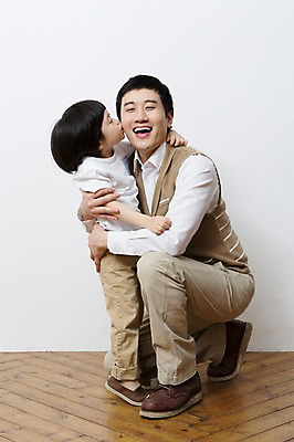 포토 JPG 스튜디오촬영 전신 라이프스타일 남자 아들 어린이 가족 키스 함께함 실내 가족애 서기 미소 웃음 사람 앉기 동양인 소년 성인 두명 옆모습 캐주얼 30대 부모 화목 유치원생 한국인 자녀 가족라이프 아빠 애정표현 부성애 소통 부자지간 남자만 국내포토 옷 뷰포인트 컨셉 관계 모션 표정 사랑 인종 내부 생활 장년 표현 파일형식