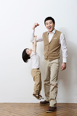 포토 JPG 스튜디오촬영 전신 라이프스타일 남자 아들 어린이 가족 놀이 함께함 실내 매달리기 서기 미소 웃음 사람 동양인 소년 성인 두명 캐주얼 30대 부모 화목 유치원생 한국인 자녀 가족라이프 아빠 소통 부자지간 남자만 국내포토 옷 컨셉 관계 모션 표정 인종 내부 생활 장년 파일형식