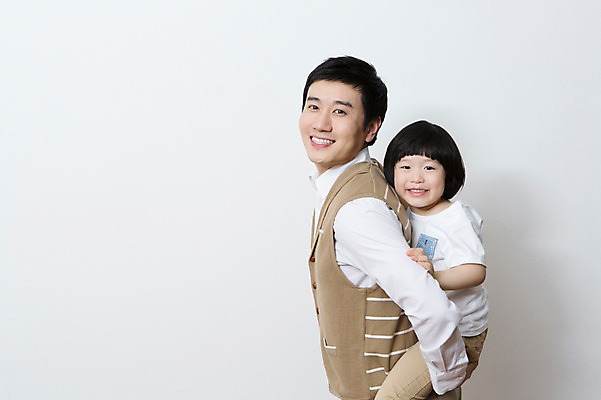 포토 JPG 스튜디오촬영 라이프스타일 남자 아들 어린이 가족 함께함 실내 가족애 미소 웃음 사람 동양인 소년 상반신 성인 두명 옆모습 캐주얼 30대 부모 화목 유치원생 한국인 자녀 가족라이프 아빠 업기 부성애 소통 부자지간 남자만 국내포토 옷 뷰포인트 컨셉 관계 모션 표정 사랑 인종 내부 생활 장년 파일형식