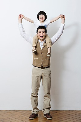 포토 JPG 스튜디오촬영 전신 라이프스타일 남자 아들 어린이 가족 함께함 실내 서기 미소 웃음 사람 동양인 소년 성인 두명 앞모습 캐주얼 30대 부모 손들기 손잡기 화목 유치원생 한국인 자녀 가족라이프 목말 아빠 소통 부자지간 남자만 국내포토 옷 뷰포인트 컨셉 관계 모션 표정 인종 내부 생활 장년 파일형식