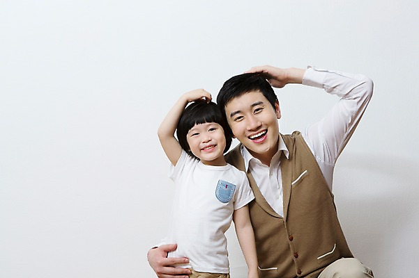 포토 JPG 스튜디오촬영 라이프스타일 남자 아들 어린이 가족 모션 함께함 실내 사랑 가족애 미소 웃음 사람 동양인 손짓 소년 상반신 성인 두명 앞모습 캐주얼 30대 부모 화목 유치원생 한국인 자녀 하트 가족라이프 아빠 부성애 소통 부자지간 남자만 국내포토 모양 옷 감정 뷰포인트 컨셉 관계 표정 인종 내부 생활 장년 파일형식