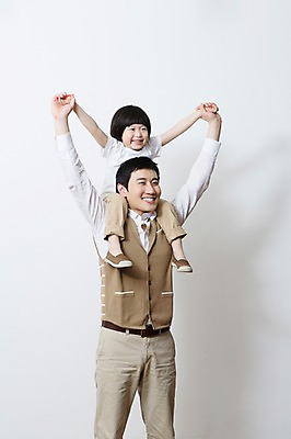 포토 JPG 스튜디오촬영 라이프스타일 남자 아들 어린이 가족 함께함 실내 서기 미소 웃음 사람 동양인 소년 성인 두명 앞모습 캐주얼 30대 부모 손들기 손잡기 화목 유치원생 한국인 자녀 가족라이프 목말 아빠 소통 부자지간 남자만 국내포토 옷 뷰포인트 컨셉 관계 모션 표정 인종 내부 생활 장년 파일형식