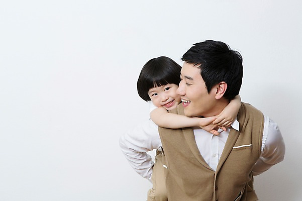 포토 JPG 스튜디오촬영 라이프스타일 남자 아들 어린이 가족 함께함 실내 가족애 미소 웃음 사람 동양인 소년 상반신 성인 두명 앞모습 캐주얼 30대 부모 마주보기 화목 유치원생 한국인 자녀 가족라이프 아빠 업기 부성애 소통 부자지간 남자만 국내포토 옷 뷰포인트 컨셉 관계 모션 표정 사랑 인종 내부 생활 장년 파일형식