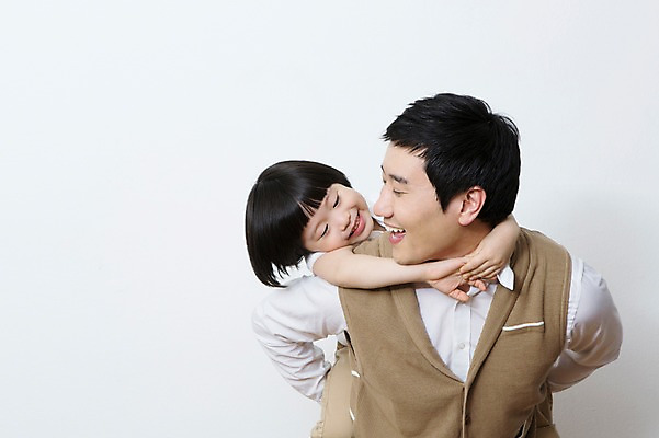 포토 JPG 스튜디오촬영 라이프스타일 남자 아들 어린이 가족 함께함 실내 가족애 미소 웃음 사람 동양인 소년 상반신 성인 두명 앞모습 캐주얼 30대 부모 마주보기 화목 유치원생 한국인 자녀 가족라이프 아빠 업기 부성애 소통 부자지간 남자만 국내포토 옷 뷰포인트 컨셉 관계 모션 표정 사랑 인종 내부 생활 장년 파일형식