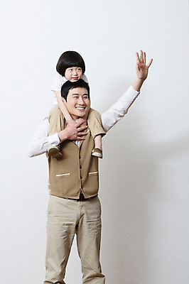 포토 JPG 스튜디오촬영 라이프스타일 남자 아들 어린이 가족 함께함 실내 서기 미소 웃음 사람 동양인 손짓 소년 성인 두명 앞모습 캐주얼 30대 부모 화목 유치원생 한국인 자녀 가족라이프 목말 아빠 손인사 소통 부자지간 남자만 국내포토 옷 뷰포인트 컨셉 관계 모션 표정 인종 내부 생활 장년 인사 파일형식