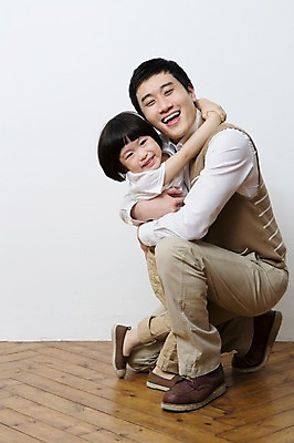 포토 JPG 스튜디오촬영 전신 라이프스타일 남자 아들 어린이 가족 안기 포옹 함께함 실내 가족애 서기 미소 웃음 사람 앉기 동양인 소년 성인 두명 옆모습 캐주얼 30대 부모 화목 유치원생 한국인 자녀 가족라이프 아빠 부성애 소통 부자지간 남자만 국내포토 옷 뷰포인트 컨셉 관계 모션 표정 사랑 인종 내부 생활 장년 파일형식