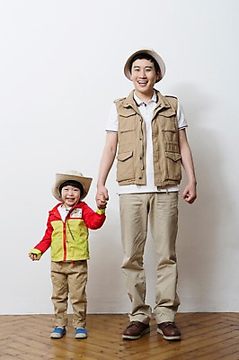 포토 JPG 스튜디오촬영 전신 모자 라이프스타일 남자 아들 어린이 가족 실내 아웃도어 서기 미소 웃음 사람 동양인 소년 성인 두명 앞모습 캐주얼 30대 부모 손잡기 유치원생 캠핑 한국인 자녀 가족라이프 아빠 부자지간 남자만 국내포토 잡화 옷 뷰포인트 관계 모션 레저 표정 인종 내부 생활 장년 파일형식