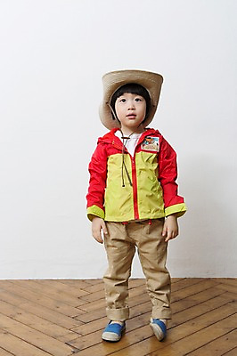 포토 JPG 스튜디오촬영 전신 모자 라이프스타일 남자 어린이 실내 아웃도어 한명 서기 사람 동양인 소년 앞모습 캐주얼 유치원생 캠핑 한국인 가족라이프 남자만 남자한명만 어린이만 소년만 소년한명만 국내포토 1 잡화 옷 뷰포인트 가족 모션 레저 인종 내부 생활 파일형식