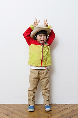 포토 JPG 스튜디오촬영 전신 모자 라이프스타일 남자 어린이 실내 아웃도어 한명 서기 미소 웃음 사람 동양인 손짓 소년 앞모습 캐주얼 유치원생 캠핑 한국인 가족라이프 브이 남자만 남자한명만 어린이만 소년만 소년한명만 국내포토 1 잡화 옷 뷰포인트 가족 모션 레저 표정 인종 내부 생활 파일형식