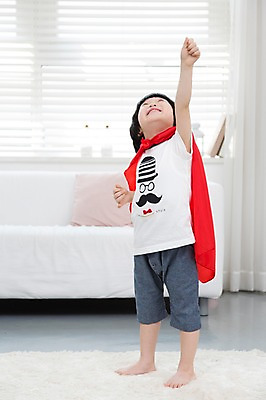 포토 JPG 스튜디오촬영 전신 라이프스타일 남자 어린이라이프 어린이 포즈 쿠션 거실 창문 모션 맨발 놀이 실내 한명 서기 미소 웃음 사람 동양인 소년 앞모습 소파 카펫 유치원생 한국인 올려보기 매트 블라인드 망토 슈퍼맨 남자만 남자한명만 어린이만 소년만 소년한명만 국내포토 1 뷰포인트 의자 발 표정 인종 내부 생활 커튼 영웅 파일형식