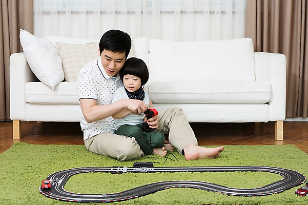 포토 JPG 스튜디오촬영 전신 라이프스타일 남자 아들 어린이 쿠션 거실 창문 가족 자동차 놀이 실내 들기 사람 앉기 동양인 소년 성인 두명 30대 부모 소파 장난감 놀이용품 카펫 기찻길 유치원생 운전 한국인 매트 자녀 가족라이프 커튼 아빠 장난감자동차 부자지간 남자만 국내포토 육상교통 의자 관계 모션 인종 내부 생활 장년 오브젝트 파일형식