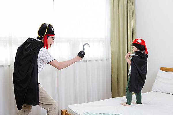 포토 JPG 스튜디오촬영 모자 라이프스타일 남자 아들 어린이 창문 가족 베개 놀이 실내 서기 들기 사람 동양인 소년 성인 두명 옆모습 30대 부모 장난감 놀이용품 유치원생 한국인 자녀 침대 가족라이프 커튼 아빠 칼 망토 해적 갈고리 애꾸 칼싸움 후크선장 부자지간 남자만 국내포토 잡화 뷰포인트 가구 관계 침구 모션 인종 내부 생활 장년 도둑 오브젝트 싸움 선장 파일형식