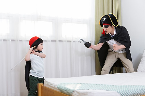 포토 JPG 스튜디오촬영 모자 라이프스타일 남자 아들 어린이 창문 가족 놀이 실내 서기 들기 사람 동양인 소년 성인 두명 옆모습 30대 부모 장난감 놀이용품 유치원생 한국인 자녀 침대 가족라이프 커튼 아빠 칼 망토 해적 갈고리 애꾸 칼싸움 후크선장 부자지간 남자만 국내포토 잡화 뷰포인트 가구 관계 모션 인종 내부 생활 장년 도둑 오브젝트 싸움 선장 파일형식