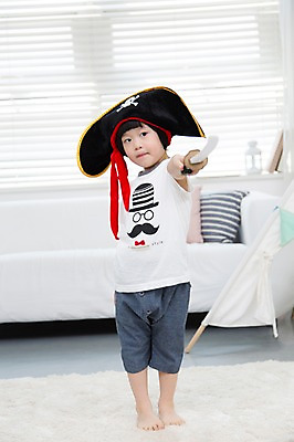 포토 JPG 스튜디오촬영 전신 모자 라이프스타일 남자 어린이라이프 어린이 쿠션 거실 창문 놀이 실내 한명 서기 들기 사람 동양인 소년 앞모습 소파 장난감 놀이용품 카펫 유치원생 한국인 매트 블라인드 칼 해적 칼싸움 남자만 남자한명만 어린이만 소년만 소년한명만 국내포토 1 잡화 뷰포인트 의자 모션 인종 내부 생활 커튼 도둑 오브젝트 싸움 파일형식