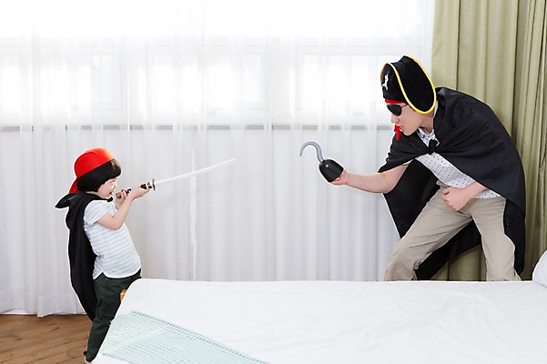 포토 JPG 스튜디오촬영 모자 라이프스타일 남자 아들 어린이 창문 가족 놀이 실내 서기 들기 사람 동양인 소년 성인 두명 옆모습 30대 부모 장난감 놀이용품 유치원생 한국인 자녀 침대 가족라이프 커튼 아빠 칼 망토 해적 갈고리 애꾸 칼싸움 후크선장 부자지간 남자만 국내포토 잡화 뷰포인트 가구 관계 모션 인종 내부 생활 장년 도둑 오브젝트 싸움 선장 파일형식