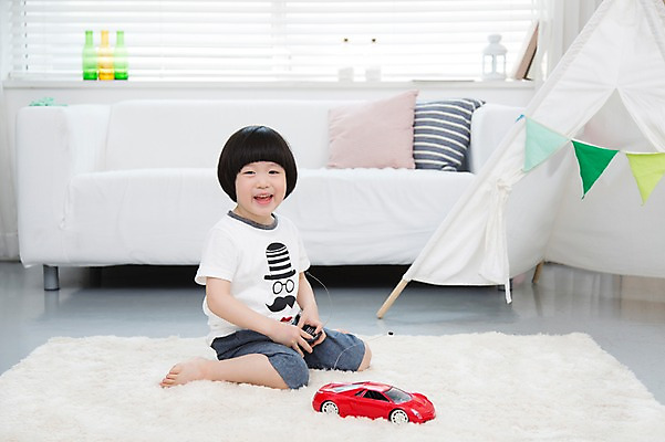 포토 JPG 스튜디오촬영 전신 라이프스타일 남자 어린이라이프 어린이 쿠션 거실 창문 자동차 놀이 실내 한명 미소 웃음 들기 사람 앉기 동양인 소년 앞모습 소파 장난감 놀이용품 카펫 유치원생 운전 한국인 매트 블라인드 장난감자동차 남자만 남자한명만 어린이만 소년만 소년한명만 국내포토 1 육상교통 뷰포인트 의자 모션 표정 인종 내부 생활 커튼 오브젝트 파일형식