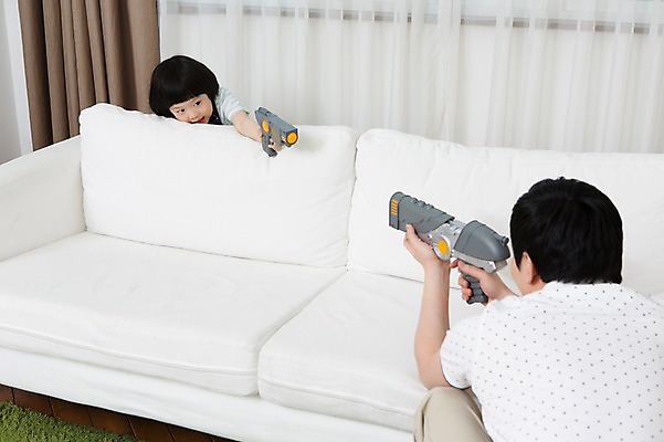 포토 JPG 스튜디오촬영 라이프스타일 남자 아들 어린이 거실 가족 놀이 실내 들기 사람 동양인 소년 상반신 성인 두명 앞모습 뒷모습 30대 부모 소파 장난감 놀이용품 마주보기 유치원생 총 한국인 자녀 가족라이프 커튼 아빠 총놀이 총싸움 부자지간 남자만 국내포토 무기 뷰포인트 의자 관계 모션 인종 내부 생활 장년 오브젝트 싸움 파일형식