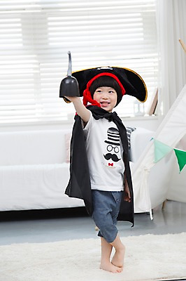 포토 JPG 스튜디오촬영 전신 모자 라이프스타일 남자 어린이라이프 어린이 거실 창문 놀이 실내 한명 서기 미소 웃음 들기 사람 동양인 소년 앞모습 소파 장난감 놀이용품 카펫 유치원생 한국인 매트 블라인드 칼 망토 해적 칼싸움 남자만 남자한명만 어린이만 소년만 소년한명만 국내포토 1 잡화 뷰포인트 의자 모션 표정 인종 내부 생활 커튼 도둑 오브젝트 싸움 파일형식