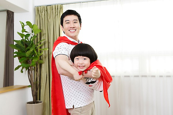 포토 JPG 스튜디오촬영 식물 라이프스타일 남자 화분 아들 어린이 창문 가족 안기 놀이 실내 서기 미소 웃음 사람 동양인 소년 성인 두명 앞모습 30대 부모 유치원생 한국인 자녀 비행 가족라이프 커튼 아빠 망토 슈퍼맨 부자지간 남자만 국내포토 뷰포인트 관계 모션 표정 인종 내부 생활 장년 영웅 파일형식